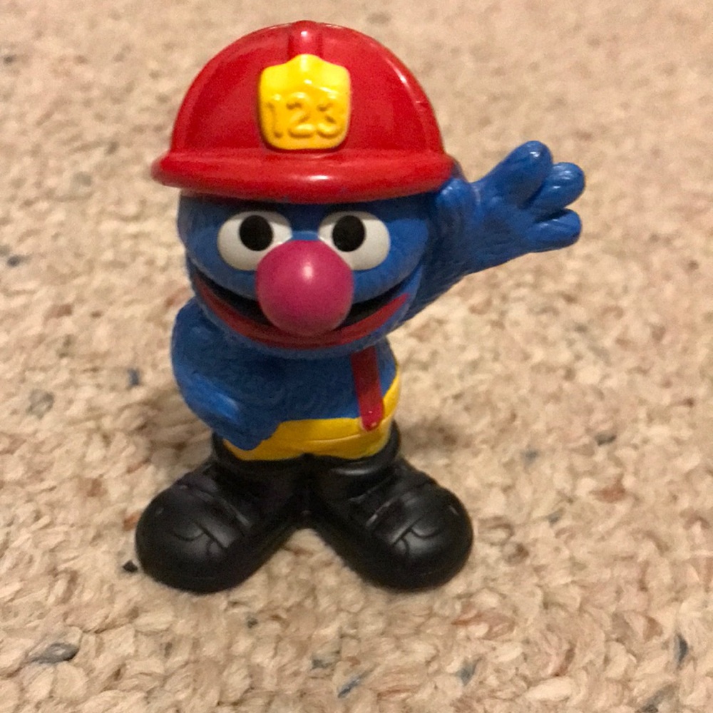 2010 Hasbro Sesame Street Workshop Grover Fire Fighter Fireman 3" PVC Figure